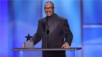 إيدي مورفي يتوج بجائزة الإنجاز مدى الحياة من معهد الفيلم الأمريكي وسط احتفاء نجومي