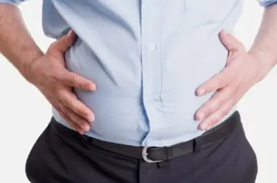 خطوات عملية للتخلص من أعراض الصباح المزعجة بعد العشاء الدسم