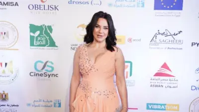 سلاف فواخرجي تثير الجدل بإطلالة جريئة في افتتاح مهرجان أسوان لسينما المرأة