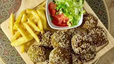 طريقة مبتكرة لتحضير الطعمية بدون قلي: وصفة صحية بطعم يشبه المطاعم