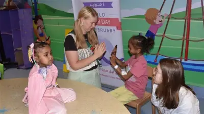 سائحتان سويديتان ترسمان البهجة في قلوب أطفال مرضى السرطان بمستشفى الأقصر