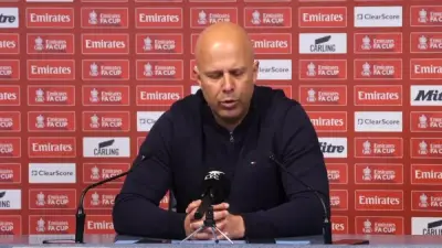 ليفربول يدرس إمكانية بقاء سلوت مع الفريق رغم أزمة رحيل محمد صلاح