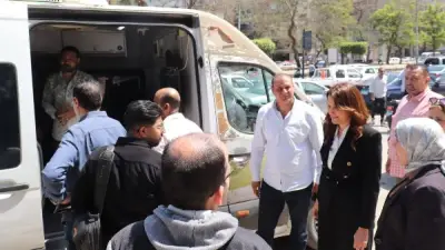 محافظة الجيزة تشغّل سيارات المركز التكنولوجي المتنقلة لتلقي طلبات تراخيص المحال في الدقي والعجوزة