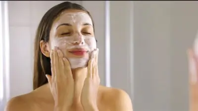 روتين صباحي سريع للحفاظ على صحة البشرة في أيام الحر المفاجئ