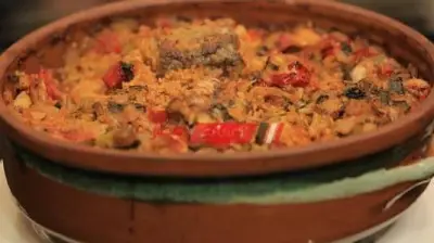 طريقة تحضير طاجن السمك بالبصل المكرمل: وصفة شهية وغنية بالفوائد الصحية