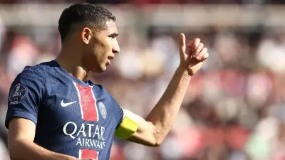 حكيمي يهدي قميص باريس سان جيرمان للمطربة ريهانا بعد خسارة الفريق أمام ليون