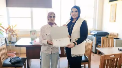 تكريم الصحفية ڤرناس حفظي بشهادة تقدير في ندوة بآداب عين شمس