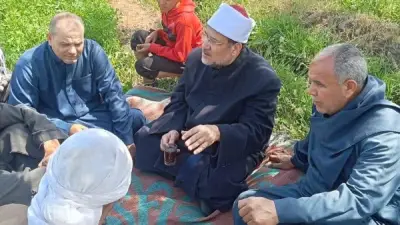 وزير الأوقاف السابق يوثق لحظة صفاء في قريته ببني سويف وسط الطبيعة والأهل