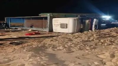 مصرع شاب وإصابة آخر في حادث انقلاب سيارة نقل ثقيل على طريق الصحراوي الغربي بأسيوط