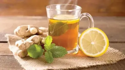 مشروب الليمون والزنجبيل الدافئ: منقّي طبيعي للجسم من السموم