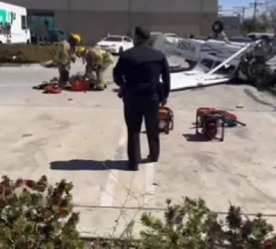 تحطم طائرة في موقف سيارات بكاليفورنيا ونجاة الطيار بأعجوبة