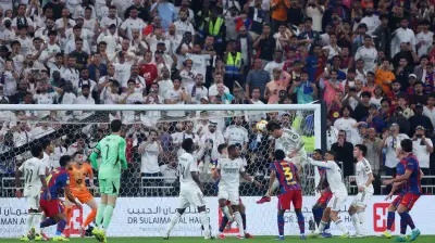 جدل الممر الشرفي يشعل الكلاسيكو: برشلونة يقترب من الليجا وريال مدريد أمام خيار صعب