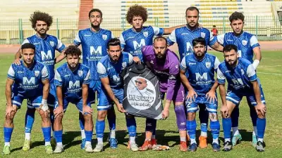 لاعبو كفر الشيخ يرفعون لافتة تكريمًا لحمادة شهاب قبل فوزهم على بايونيرز