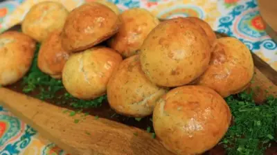 طريقة عمل فطائر السمسم والعسل بمذاق شهي: وصفة سهلة للإفطار والعشاء