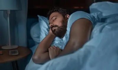 إذا كنت تعاني من الأرق.. تعرف على أفضل الأطعمة والمشروبات لتحسين جودة النوم ليلاً