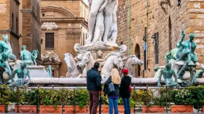 مزحة زفاف تتحول إلى قضية قانونية.. سائحة تتهم بإتلاف معلم تاريخي في فلورنسا