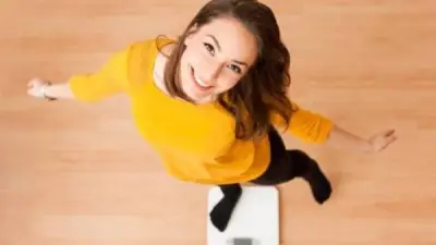 ثبات الوزن رغم اتساع الملابس.. خبير يوضح السر في فقدان الدهون وزيادة العضلات