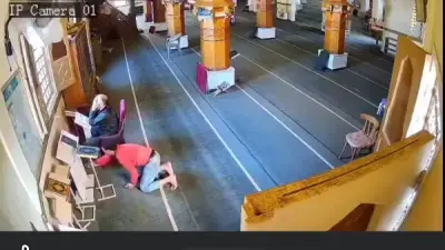 كاميرات المراقبة تكشف لصًا سرق هاتف مؤذن بمسجد في رأس البر بدمياط