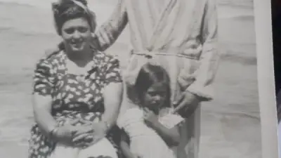 شمس البارودي تسترجع ذكريات طفولتها بصورة على البحر