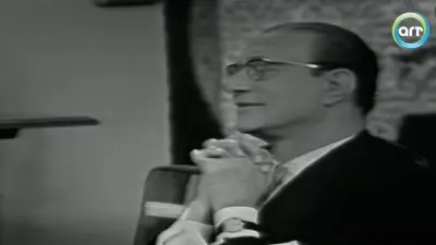 لماذا نمسك الخشب عند الخوف من الحسد؟ محمد عبدالوهاب يكشف السر في فيديو نادر