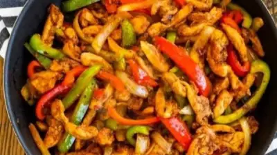 طريقة عمل شاورما الفراخ في البيت زي المحلات.. تتبيلة سرية وطعم مدخن