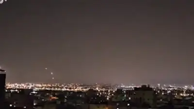 جيش الاحتلال يعترض مقذوفات من لبنان ويواصل هدم المنازل في الجنوب