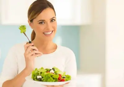 عادة يومية خطيرة: نقص الماء والخضروات يفتح باب الأمراض