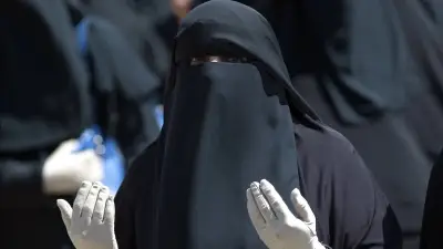 خبير أسري: حرية اللباس حق أساسي في الأماكن العامة والنقاب خيار شخصي