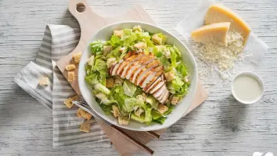 طريقة عمل سلطة سيزر في المنزل بأسهل الخطوات