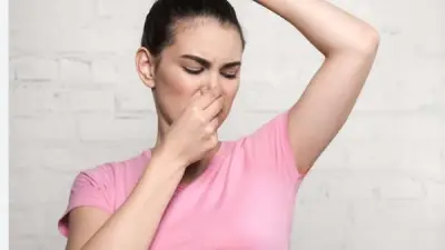 أسباب رائحة الجسم الكريهة وطرق علاجها الفعالة