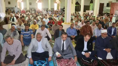 محافظ سوهاج يؤدي صلاة الجمعة بمسجد الشرطة بحي شرق