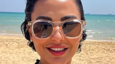 ميس حمدان تشارك جمهورها إطلالة صيفية جذابة على البحر