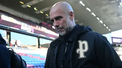 جوارديولا يرد بسخرية على رحيل ستونز ويشيد بقرار النادي التاريخي