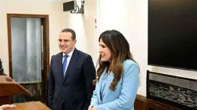 وزارة الرأسين: تفويض وليد عباس يضع وزيرة الإسكان في الظل