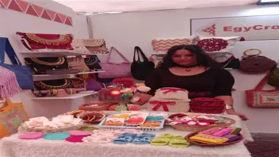 بالإبرة والخيط.. شيماء تخطف الأنظار بمشغولاتها اليدوية في معرض الزهور