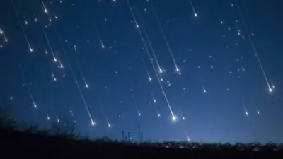 زخات شهب القيثاريات والقمر الهلالي يزينان السماء في عرض ربيعي ساحر