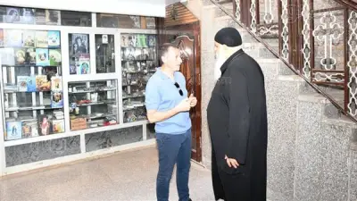 محافظ أسوان يزور كنيسة دراو ويؤكد على الوحدة الوطنية