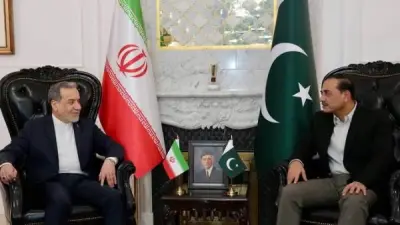 صور وزير الخارجية الإيراني مع قائد الجيش الباكستاني في إسلام آباد