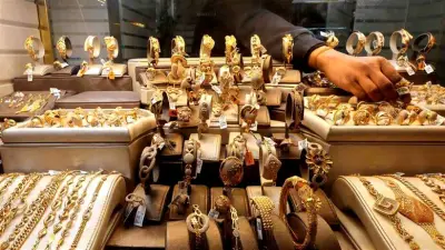 أسعار الذهب عالميا تتراجع تحت ضغط الفائدة والعقود الآجلة ترتفع