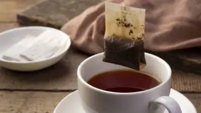 دراسة صادمة: أكياس الشاي تطلق مليارات الجسيمات البلاستيكية في كوبك