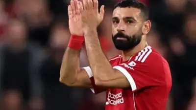 إصابة محمد صلاح تثير القلق وخروجه مصحوبًا بتصفيق حار في ليفربول