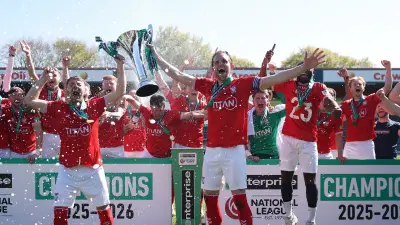 جمهور يقتحم الملعب للاحتفال بهدف قاتل في مشهد درامي بالدرجة الخامسة