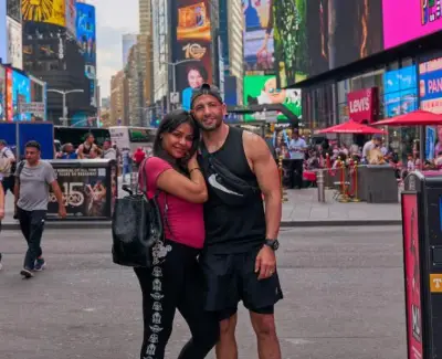 أسماء أبو اليزيد تبهج جمهورها بإطلالة جذابة مع زوجها وتكشف عن حملها