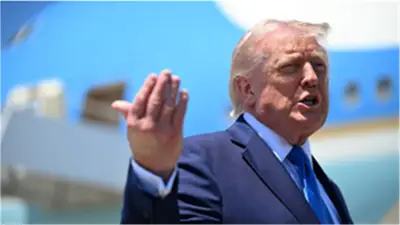 ظهور كدمة جديدة على يد ترامب يثير الجدل حول صحته.. والأطباء يوضحون