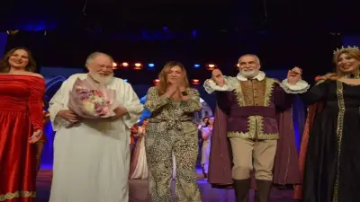 ليلى علوي تحضر عرض الملك لير ليحيى الفخراني على المسرح القومي