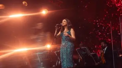 أنغام تتألق بفستان فيروزي أنيق في حفلتها بأبوظبي