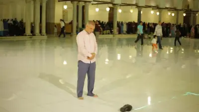 حكم رد السلام بالإشارة أثناء الصلاة.. دار الإفتاء توضح المشروعية