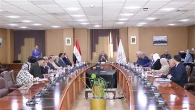 رئيس جامعة المنصورة يترأس اجتماعاً لربط التعليم بسوق العمل