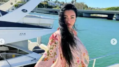 ميرهان حسين تخطف الأنظار بإطلالة صيفية جذابة على البحر