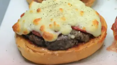 طريقة عمل بيتزا البرجر بأسهل الخطوات في المنزل